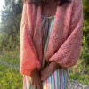En lækker oversize cardigan med fine perlestrikeffekter.  Strikkes nedefra og op.  Velegnet til den let øvede strikker.  Størrelse: XS/S (M/L) XL/XXL Brystmål: ca. 97 cm (120 cm) 143 cm.  Længde målt fra skulder og ned: ca. 50 cm (54 cm) 60 cm, eller ønsket længde. Ærmelænge:  ca. 32 cm (34 cm) 36 cm, eller ønsket længde.  Strikkefasthed: 9,5 m = 10 cm på pind 12. Garn: Handdyed 