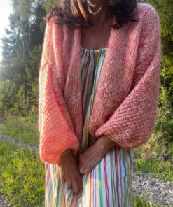 En lækker oversize cardigan med fine perlestrikeffekter.  Strikkes nedefra og op.  Velegnet til den let øvede strikker.  Størrelse: XS/S (M/L) XL/XXL Brystmål: ca. 97 cm (120 cm) 143 cm.  Længde målt fra skulder og ned: ca. 50 cm (54 cm) 60 cm, eller ønsket længde. Ærmelænge:  ca. 32 cm (34 cm) 36 cm, eller ønsket længde.  Strikkefasthed: 9,5 m = 10 cm på pind 12. Garn: Handdyed 