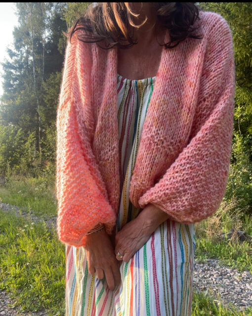 En lækker oversize cardigan med fine perlestrikeffekter.  Strikkes nedefra og op.  Velegnet til den let øvede strikker.  Størrelse: XS/S (M/L) XL/XXL Brystmål: ca. 97 cm (120 cm) 143 cm.  Længde målt fra skulder og ned: ca. 50 cm (54 cm) 60 cm, eller ønsket længde. Ærmelænge:  ca. 32 cm (34 cm) 36 cm, eller ønsket længde.  Strikkefasthed: 9,5 m = 10 cm på pind 12. Garn: Handdyed 