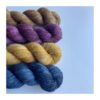 Håndfarvet Merino/Hør 360 SW / Strikkekit 3 WestWooly Merino/ Hør 360 SW, er et blødt, lækkert og robust garn, og det kan bruges til mange formål som sweatre, sjaler og ikke mindst strik til børn. Dertil er dette hørgarn meget velegnet til dig, der let får det alt for varmt i andre former for strik, da hør er temperaturregulerende og kølende. Garnet er hårdt spundet af lange og bløde fibre og er er dertil velegnet til sensitive og uldsarte. Materiale: 90 % merino (19, 5 mic), 10 % hør Vejledende pinde: 2,5-4 mm Vejledende strikkefasthed: 28-36 masker på 10 cm Løbelængde: 360 m pr fed a' 100 g Vaskeanvisning: håndvask, gerne i uldsæbe, kan centrifugeres i maskine – tørres liggende Vær opmærksom på, at farven på billedet kan afvige en smule fra virkeligheden, da det afhænger af skærmens farvekalibrering. Der kan således også være nuanceforskelle fra skærm til skærm. Håndfarvet garn er et spændende og interessant materiale at arbejde med. Alle fed er farvet i hånden og helt unikke.Derfor vil der opleves forskelle i de enkelte fed. Når du strikker med håndfarvet garn, kan du med fordel strikke med to forskellige nøgler på samme tid. Strik eks. 2-5 omgange med hvert nøgle, hvormed du "mixer" nøglerne og dermed undgår, at der vil ses farveforskelle fra det ene fed til et andet
