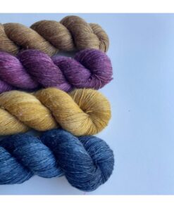 WestWooly Merino/ Hør 360 SW, er et blødt, lækkert og robust garn, og det kan bruges til mange formål som sweatre, sjaler og ikke mindst strik til børn. Dertil er dette hørgarn meget velegnet til dig, der let får det alt for varmt i andre former for strik, da hør er temperaturregulerende og kølende. Garnet er hårdt spundet af lange og bløde fibre og er er dertil velegnet til sensitive og uldsarte. Materiale: 90 % merino (19, 5 mic), 10 % hør Vejledende pinde: 2,5-4 mm Vejledende strikkefasthed: 28-36 masker på 10 cm Løbelængde: 360 m pr fed a' 100 g Vaskeanvisning: håndvask, gerne i uldsæbe, kan centrifugeres i maskine – tørres liggende Vær opmærksom på, at farven på billedet kan afvige en smule fra virkeligheden, da det afhænger af skærmens farvekalibrering. Der kan således også være nuanceforskelle fra skærm til skærm. Håndfarvet garn er et spændende og interessant materiale at arbejde med.  Alle fed er farvet i hånden og helt unikke.Derfor vil der opleves forskelle i de enkelte fed. Når du strikker med håndfarvet garn, kan du med fordel strikke med to forskellige nøgler på samme tid. Strik eks. 2-5 omgange med hvert nøgle, hvormed du  