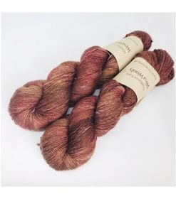 WestWooly merino SW hør 360, er et superblødt, lækkert og robust garn, og det kan bruges til utallige formål som sweatre, sjaler og ikke mindst strik til børn. Dertil er dette hørgarn meget velegnet til dig, der let får det alt for varm i andre former for strik. Garnet er hårdt spundet af lange og bløde fibre og er derfor både blødt og kan strikkes på op til pind 4,5 mm Materiale: 90 % merino (19, 5 mic), 10 % hør, Vejledende pinde: 2,5-4 mm Vejledende strikkefasthed: 28-36 masker pr 10 cm Løbelængde: 360 m pr fed a' 100 g Jeg håndfarver alle fed i små partier, husk derfor at bestille fed nok til dit projekt Vær opmærksom på, at farven på billedet kan afvige en smule fra virkeligheden, da det afhænger af skærmens farvekalibrering. Der kan således også være nuanceforskelle fra skærm til skærm. Håndfarvet garn er et spændende og interessant materiale at arbejde med.  Alle fed er farvet i hånden og helt unikke.Derfor vil der opleves forskelle i de enkelte fed. Når du strikker med håndfarvet garn, kan du med fordel strikke med to forskellige nøgler på samme tid. Strik eks. 2-5 omgange med hvert nøgle, hvormed du  