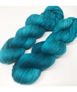 WestWooly merino SW 325, er et superblødt, lækkert og robust garn, og det kan bruges til utallige formål som sweatre, sjaler og ikke mindst strik til børn. Garnet er hårdt spundet af lange og bløde fibre og er derfor både blødt og kan strikkes på op til pind 4,5 mm Materiale: 100 % merino, 2-trådet, 20,5 mic Vejledende pinde: 3,5-4,5 mm Vejledende strikkefasthed: 22-30 masker pr 10 cm Løbelængde: 325 m pr fed a' 100 g Jeg håndfarver alle fed i små partier, husk derfor at bestille fed nok til dit projekt Vær opmærksom på, at farven på billedet kan afvige en smule fra virkeligheden, da det afhænger af skærmens farvekalibrering. Der kan således også være nuanceforskelle fra skærm til skærm. Håndfarvet garn er et spændende og interessant materiale at arbejde med.  Alle fed er farvet i hånden og helt unikke.Derfor vil der opleves forskelle i de enkelte fed. Når du strikker med håndfarvet garn, kan du med fordel strikke med to forskellige nøgler på samme tid. Strik eks. 2-5 omgange med hvert nøgle, hvormed du  