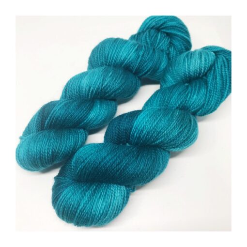 WestWooly merino SW 325, er et superblødt, lækkert og robust garn, og det kan bruges til utallige formål som sweatre, sjaler og ikke mindst strik til børn. Garnet er hårdt spundet af lange og bløde fibre og er derfor både blødt og kan strikkes på op til pind 4,5 mm Materiale: 100 % merino, 2-trådet, 20,5 mic Vejledende pinde: 3,5-4,5 mm Vejledende strikkefasthed: 22-30 masker pr 10 cm Løbelængde: 325 m pr fed a' 100 g Jeg håndfarver alle fed i små partier, husk derfor at bestille fed nok til dit projekt Vær opmærksom på, at farven på billedet kan afvige en smule fra virkeligheden, da det afhænger af skærmens farvekalibrering. Der kan således også være nuanceforskelle fra skærm til skærm. Håndfarvet garn er et spændende og interessant materiale at arbejde med.  Alle fed er farvet i hånden og helt unikke.Derfor vil der opleves forskelle i de enkelte fed. Når du strikker med håndfarvet garn, kan du med fordel strikke med to forskellige nøgler på samme tid. Strik eks. 2-5 omgange med hvert nøgle, hvormed du  