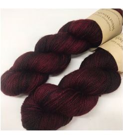 WestWooly merino SW 325, er et superblødt, lækkert og robust garn, og det kan bruges til utallige formål som sweatre, sjaler og ikke mindst strik til børn. Garnet er hårdt spundet af lange og bløde fibre og er derfor både blødt og kan strikkes på op til pind 4,5 mm Materiale: 100 % merino, 2-trådet, 20,5 mic Vejledende pinde: 3,5-4,5 mm Vejledende strikkefasthed: 22-30 masker pr 10 cm Løbelængde: 325 m pr fed a' 100 g Jeg håndfarver alle fed i små partier, husk derfor at bestille fed nok til dit projekt Vær opmærksom på, at farven på billedet kan afvige en smule fra virkeligheden, da det afhænger af skærmens farvekalibrering. Der kan således også være nuanceforskelle fra skærm til skærm. Håndfarvet garn er et spændende og interessant materiale at arbejde med.  Alle fed er farvet i hånden og helt unikke.Derfor vil der opleves forskelle i de enkelte fed. Når du strikker med håndfarvet garn, kan du med fordel strikke med to forskellige nøgler på samme tid. Strik eks. 2-5 omgange med hvert nøgle, hvormed du  