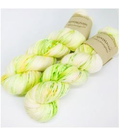 WestWooly merino SW 325, er et superblødt, lækkert og robust garn, og det kan bruges til utallige formål som sweatre, sjaler og ikke mindst strik til børn. Garnet er hårdt spundet af lange og bløde fibre og er derfor både blødt og kan strikkes på op til pind 4,5 mm Materiale: 100 % merino, 2-trådet, 20,5 mic Vejledende pinde: 3,5-4,5 mm Vejledende strikkefasthed: 22-30 masker pr 10 cm Løbelængde: 325 m pr fed a' 100 g Jeg håndfarver alle fed i små partier, husk derfor at bestille fed nok til dit projekt Vær opmærksom på, at farven på billedet kan afvige en smule fra virkeligheden, da det afhænger af skærmens farvekalibrering. Der kan således også være nuanceforskelle fra skærm til skærm. Håndfarvet garn er et spændende og interessant materiale at arbejde med.  Alle fed er farvet i hånden og helt unikke.Derfor vil der opleves forskelle i de enkelte fed. Når du strikker med håndfarvet garn, kan du med fordel strikke med to forskellige nøgler på samme tid. Strik eks. 2-5 omgange med hvert nøgle, hvormed du  