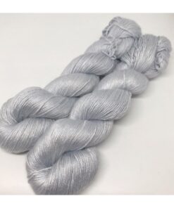Dette garn er et nyt garn bestående af 100 % Tencel, der er dannet af træfibre Garnet er vegetabilsk og temperatur regulerende med en glans som silke Løbelængde er 400 m  pr 100 g, som hvert fed vejer. Vejledende pinde: 2.0 - 4 mm Vejledende strikkefasthed: 28-36 masker pr 10 cm Garnet passer til perfekt som alternativ til silkegarn typer. Garnet er vegetabilsk og vegansk Materiale: 100 % Tencel Vejledende pinde: 2,0-4 mm Strikkefasthed: 28-36 masker / 10 cm Løbelængde: 400 meter / 100 g Vaskeanvisning: håndvask 30 grader/uldvask i maskine- tørres liggende Vær opmærksom på, at farven på billedet kan afvige en smule fra virkeligheden, da det afhænger af skærmens farvekalibrering. Der kan således også være nuanceforskelle fra skærm til skærm. Håndfarvet garn er et spændende og interessant materiale at arbejde med.  Alle fed er farvet i hånden og helt unikke.Derfor vil der opleves forskelle i de enkelte fed.Når du strikker med håndfarvet garn, kan du med fordel strikke med to forskellige nøgler på samme tid. Strik eks. 2-5 omgange med hvert nøgle, hvormed du  