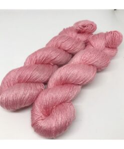 Dette garn er et nyt garn bestående af 100 % Tencel, der er dannet af træfibre Garnet er vegetabilsk og temperatur regulerende med en glans som silke Løbelængde er 400 m  pr 100 g, som hvert fed vejer. Vejledende pinde: 2.0 - 4 mm Vejledende strikkefasthed: 28-36 masker pr 10 cm Garnet passer til perfekt som alternativ til silkegarn typer. Garnet er vegetabilsk og vegansk Materiale: 100 % Tencel Vejledende pinde: 2,0-4 mm Strikkefasthed: 28-36 masker / 10 cm Løbelængde: 400 meter / 100 g Vaskeanvisning: håndvask 30 grader/uldvask i maskine- tørres liggende Vær opmærksom på, at farven på billedet kan afvige en smule fra virkeligheden, da det afhænger af skærmens farvekalibrering. Der kan således også være nuanceforskelle fra skærm til skærm. Håndfarvet garn er et spændende og interessant materiale at arbejde med.  Alle fed er farvet i hånden og helt unikke.Derfor vil der opleves forskelle i de enkelte fed.Når du strikker med håndfarvet garn, kan du med fordel strikke med to forskellige nøgler på samme tid. Strik eks. 2-5 omgange med hvert nøgle, hvormed du  