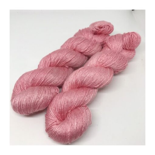 WestWooly Tencel er et nyt garn bestående af 100 % Tencel, der er dannet af træfibre Garnet er vegetabilsk, vegansk og temperatur regulerende med en glans som silke. Dette garn passer dertil  perfekt som alternativ til silkegarn typer. Materiale: 100 % Tencel Vejledende pinde: 2-3,5 mm Strikkefasthed: 28-36 masker / 10 cm Løbelængde: 400 meter / 100 g Vaskeanvisning: håndvask 30 grader/uldvask i maskine- tørres liggende Jeg håndfarver alle fed i små partier, husk derfor at bestille fed nok til dit projekt, så du får nøjagtigt samme udtryk i hele arbejdet. Vær opmærksom på, at farven på billedet kan afvige en smule fra virkeligheden, da det afhænger af skærmens farvekalibrering. Der kan således også være nuanceforskelle fra skærm til skærm. Håndfarvet garn er et spændende og interessant materiale at arbejde med.  Alle fed er farvet i hånden og helt unikke.Derfor vil der opleves forskelle i de enkelte fed.Når du strikker med håndfarvet garn, kan du med fordel strikke med to forskellige nøgler på samme tid. Strik eks. 2-5 omgange med hvert nøgle, hvormed du  