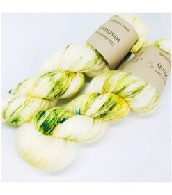 WestWooly merino SW 325, er et superblødt, lækkert og robust garn, og det kan bruges til utallige formål som sweatre, sjaler og ikke mindst strik til børn. Garnet er hårdt spundet af lange og bløde fibre og er derfor både blødt og kan strikkes på op til pind 4,5 mm Materiale: 100 % merino, 2-trådet, 20,5 mic Vejledende pinde: 3,5-4,5 mm Vejledende strikkefasthed: 22-30 masker pr 10 cm Løbelængde: 325 m pr fed a' 100 g Jeg håndfarver alle fed i små partier, husk derfor at bestille fed nok til dit projekt Vær opmærksom på, at farven på billedet kan afvige en smule fra virkeligheden, da det afhænger af skærmens farvekalibrering. Der kan således også være nuanceforskelle fra skærm til skærm. Håndfarvet garn er et spændende og interessant materiale at arbejde med.  Alle fed er farvet i hånden og helt unikke.Derfor vil der opleves forskelle i de enkelte fed. Når du strikker med håndfarvet garn, kan du med fordel strikke med to forskellige nøgler på samme tid. Strik eks. 2-5 omgange med hvert nøgle, hvormed du  