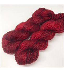 WestWooly merino SW 325, er et superblødt, lækkert og robust garn, og det kan bruges til utallige formål som sweatre, sjaler og ikke mindst strik til børn. Garnet er hårdt spundet af lange og bløde fibre og er derfor både blødt og kan strikkes på op til pind 4,5 mm Materiale: 100 % merino, 2-trådet, 20,5 mic Vejledende pinde: 3,5-4,5 mm Vejledende strikkefasthed: 22-30 masker pr 10 cm Løbelængde: 325 m pr fed a' 100 g Jeg håndfarver alle fed i små partier, husk derfor at bestille fed nok til dit projekt Vær opmærksom på, at farven på billedet kan afvige en smule fra virkeligheden, da det afhænger af skærmens farvekalibrering. Der kan således også være nuanceforskelle fra skærm til skærm. Håndfarvet garn er et spændende og interessant materiale at arbejde med.  Alle fed er farvet i hånden og helt unikke.Derfor vil der opleves forskelle i de enkelte fed. Når du strikker med håndfarvet garn, kan du med fordel strikke med to forskellige nøgler på samme tid. Strik eks. 2-5 omgange med hvert nøgle, hvormed du  
