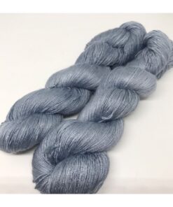 Dette garn er et nyt garn bestående af 100 % Tencel, der er dannet af træfibre Garnet er vegetabilsk og temperatur regulerende med en glans som silke Løbelængde er 400 m  pr 100 g, som hvert fed vejer. Vejledende pinde: 2.0 - 4 mm Vejledende strikkefasthed: 28-36 masker pr 10 cm Garnet passer til perfekt som alternativ til silkegarn typer. Garnet er vegetabilsk og vegansk Materiale: 100 % Tencel Vejledende pinde: 2,0-4 mm Strikkefasthed: 28-36 masker / 10 cm Løbelængde: 400 meter / 100 g Vaskeanvisning: håndvask 30 grader/uldvask i maskine- tørres liggende Vær opmærksom på, at farven på billedet kan afvige en smule fra virkeligheden, da det afhænger af skærmens farvekalibrering. Der kan således også være nuanceforskelle fra skærm til skærm. Håndfarvet garn er et spændende og interessant materiale at arbejde med.  Alle fed er farvet i hånden og helt unikke.Derfor vil der opleves forskelle i de enkelte fed.Når du strikker med håndfarvet garn, kan du med fordel strikke med to forskellige nøgler på samme tid. Strik eks. 2-5 omgange med hvert nøgle, hvormed du  