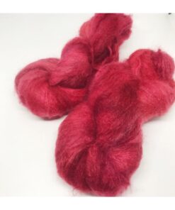 WestWooly Fat Mohair er et tykt mohairgarn i en dejlig tykkelse. Garnet har en sammensætning, der består af 73% kid mohair, 12% merinould og 5% nylon. Dette garn er enormt blødt med en god fylde og kan bruges i mange sammenhænge, som eks de lune sweatre på større pinde. Garnet kan bruges alene eller sammen med en tråd ufarvet merino, merino/Tencel, Merino/silke eller merino single. Jeg håndfarver alle fed i små partier, husk derfor at bestille fed nok til dit projekt Fiberindhold: 73% kid mohair, 12% merino, 5% nylon Anbefalet pind: 7-10 mm Løbelængde: 180 meter / 100 g i hvert fed Vaskeanvisning: håndvask 30 grader – tørres liggende Vær opmærksom på, at farven på billedet kan afvige en smule fra virkeligheden, da det afhænger af skærmens farvekalibrering. Der kan således også være nuanceforskelle fra skærm til skærm. Håndfarvet garn er et spændende og interessant materiale at arbejde med.  Alle fed er farvet i hånden og helt unikke.Derfor vil der opleves forskelle i de enkelte fed. Når du strikker med håndfarvet garn, kan du med fordel strikke med to forskellige nøgler på samme tid. Strik eks. 2-5 omgange med hvert nøgle, jhvormed du  