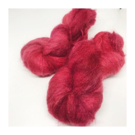 WestWooly Fat Mohair er et tykt mohairgarn i en dejlig tykkelse. Garnet har en sammensætning, der består af 73% kid mohair, 12% merinould og 5% nylon. Dette garn er enormt blødt med en god fylde og kan bruges i mange sammenhænge, som eks de lune sweatre på større pinde. Garnet kan bruges alene eller sammen med en tråd ufarvet merino, merino/Tencel, Merino/silke eller merino single. Jeg håndfarver alle fed i små partier, husk derfor at bestille fed nok til dit projekt Fiberindhold: 73% kid mohair, 12% merino, 5% nylon Anbefalet pind: 7-10 mm Løbelængde: 180 meter / 100 g i hvert fed Vaskeanvisning: håndvask 30 grader – tørres liggende Vær opmærksom på, at farven på billedet kan afvige en smule fra virkeligheden, da det afhænger af skærmens farvekalibrering. Der kan således også være nuanceforskelle fra skærm til skærm. Håndfarvet garn er et spændende og interessant materiale at arbejde med.  Alle fed er farvet i hånden og helt unikke.Derfor vil der opleves forskelle i de enkelte fed. Når du strikker med håndfarvet garn, kan du med fordel strikke med to forskellige nøgler på samme tid. Strik eks. 2-5 omgange med hvert nøgle, jhvormed du  