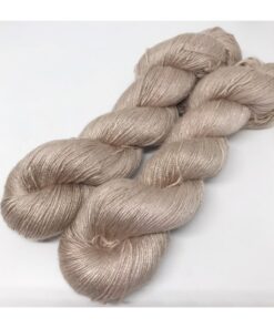 Dette garn er et nyt garn bestående af 100 % Tencel, der er dannet af træfibre Garnet er vegetabilsk og temperatur regulerende med en glans som silke Løbelængde er 400 m  pr 100 g, som hvert fed vejer. Vejledende pinde: 2.0 - 4 mm Vejledende strikkefasthed: 28-36 masker pr 10 cm Garnet passer til perfekt som alternativ til silkegarn typer. Garnet er vegetabilsk og vegansk Materiale: 100 % Tencel Vejledende pinde: 2,0-4 mm Strikkefasthed: 28-36 masker / 10 cm Løbelængde: 400 meter / 100 g Vaskeanvisning: håndvask 30 grader/uldvask i maskine- tørres liggende Vær opmærksom på, at farven på billedet kan afvige en smule fra virkeligheden, da det afhænger af skærmens farvekalibrering. Der kan således også være nuanceforskelle fra skærm til skærm. Håndfarvet garn er et spændende og interessant materiale at arbejde med.  Alle fed er farvet i hånden og helt unikke.Derfor vil der opleves forskelle i de enkelte fed.Når du strikker med håndfarvet garn, kan du med fordel strikke med to forskellige nøgler på samme tid. Strik eks. 2-5 omgange med hvert nøgle, hvormed du  