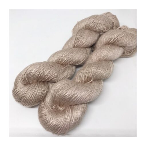 WestWooly Tencel er et nyt garn bestående af 100 % Tencel, der er dannet af træfibre Garnet er vegetabilsk, vegansk og temperatur regulerende med en glans som silke. Dette garn passer dertil  perfekt som alternativ til silkegarn typer. Materiale: 100 % Tencel Vejledende pinde: 2-3,5 mm Strikkefasthed: 28-36 masker / 10 cm Løbelængde: 400 meter / 100 g Vaskeanvisning: håndvask 30 grader/uldvask i maskine- tørres liggende Jeg håndfarver alle fed i små partier, husk derfor at bestille fed nok til dit projekt, så du får nøjagtigt samme udtryk i hele arbejdet. Vær opmærksom på, at farven på billedet kan afvige en smule fra virkeligheden, da det afhænger af skærmens farvekalibrering. Der kan således også være nuanceforskelle fra skærm til skærm. Håndfarvet garn er et spændende og interessant materiale at arbejde med.  Alle fed er farvet i hånden og helt unikke.Derfor vil der opleves forskelle i de enkelte fed.Når du strikker med håndfarvet garn, kan du med fordel strikke med to forskellige nøgler på samme tid. Strik eks. 2-5 omgange med hvert nøgle, hvormed du  