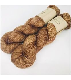 WestWooly merino SW hør 360, er et superblødt, lækkert og robust garn, og det kan bruges til utallige formål som sweatre, sjaler og ikke mindst strik til børn. Dertil er dette hørgarn meget velegnet til dig, der let får det alt for varm i andre former for strik. Garnet er hårdt spundet af lange og bløde fibre og er derfor både blødt og kan strikkes på op til pind 4,5 mm Materiale: 90 % merino (19, 5 mic), 10 % hør, Vejledende pinde: 2,5-4 mm Vejledende strikkefasthed: 28-36 masker pr 10 cm Løbelængde: 360 m pr fed a' 100 g Jeg håndfarver alle fed i små partier, husk derfor at bestille fed nok til dit projekt Vær opmærksom på, at farven på billedet kan afvige en smule fra virkeligheden, da det afhænger af skærmens farvekalibrering. Der kan således også være nuanceforskelle fra skærm til skærm. Håndfarvet garn er et spændende og interessant materiale at arbejde med.  Alle fed er farvet i hånden og helt unikke.Derfor vil der opleves forskelle i de enkelte fed. Når du strikker med håndfarvet garn, kan du med fordel strikke med to forskellige nøgler på samme tid. Strik eks. 2-5 omgange med hvert nøgle, hvormed du  
