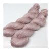 WestWooly Tencel er et nyt garn bestående af 100 % Tencel, der er dannet af træfibre Garnet er vegetabilsk, vegansk og temperatur regulerende med en glans som silke. Dette garn passer dertil  perfekt som alternativ til silkegarn typer. Materiale: 100 % Tencel Vejledende pinde: 2-3,5 mm Strikkefasthed: 28-36 masker / 10 cm Løbelængde: 400 meter / 100 g Vaskeanvisning: håndvask 30 grader/uldvask i maskine- tørres liggende Jeg håndfarver alle fed i små partier, husk derfor at bestille fed nok til dit projekt, så du får nøjagtigt samme udtryk i hele arbejdet. Vær opmærksom på, at farven på billedet kan afvige en smule fra virkeligheden, da det afhænger af skærmens farvekalibrering. Der kan således også være nuanceforskelle fra skærm til skærm. Håndfarvet garn er et spændende og interessant materiale at arbejde med.  Alle fed er farvet i hånden og helt unikke.Derfor vil der opleves forskelle i de enkelte fed.Når du strikker med håndfarvet garn, kan du med fordel strikke med to forskellige nøgler på samme tid. Strik eks. 2-5 omgange med hvert nøgle, hvormed du  