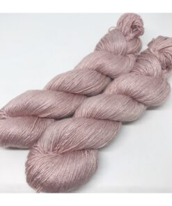 Dette garn er et nyt garn bestående af 100 % Tencel, der er dannet af træfibre Garnet er vegetabilsk og temperatur regulerende med en glans som silke Løbelængde er 400 m  pr 100 g, som hvert fed vejer. Vejledende pinde: 2.0 - 4 mm Vejledende strikkefasthed: 28-36 masker pr 10 cm Garnet passer til perfekt som alternativ til silkegarn typer. Garnet er vegetabilsk og vegansk Materiale: 100 % Tencel Vejledende pinde: 2,0-4 mm Strikkefasthed: 28-36 masker / 10 cm Løbelængde: 400 meter / 100 g Vaskeanvisning: håndvask 30 grader/uldvask i maskine- tørres liggende Vær opmærksom på, at farven på billedet kan afvige en smule fra virkeligheden, da det afhænger af skærmens farvekalibrering. Der kan således også være nuanceforskelle fra skærm til skærm. Håndfarvet garn er et spændende og interessant materiale at arbejde med.  Alle fed er farvet i hånden og helt unikke.Derfor vil der opleves forskelle i de enkelte fed.Når du strikker med håndfarvet garn, kan du med fordel strikke med to forskellige nøgler på samme tid. Strik eks. 2-5 omgange med hvert nøgle, hvormed du  