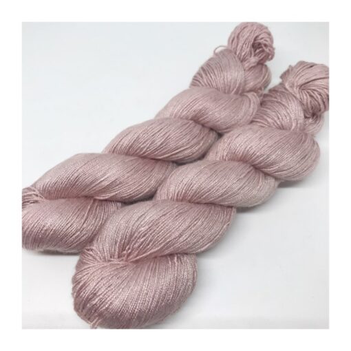WestWooly Tencel er et nyt garn bestående af 100 % Tencel, der er dannet af træfibre Garnet er vegetabilsk, vegansk og temperatur regulerende med en glans som silke. Dette garn passer dertil  perfekt som alternativ til silkegarn typer. Materiale: 100 % Tencel Vejledende pinde: 2-3,5 mm Strikkefasthed: 28-36 masker / 10 cm Løbelængde: 400 meter / 100 g Vaskeanvisning: håndvask 30 grader/uldvask i maskine- tørres liggende Jeg håndfarver alle fed i små partier, husk derfor at bestille fed nok til dit projekt, så du får nøjagtigt samme udtryk i hele arbejdet. Vær opmærksom på, at farven på billedet kan afvige en smule fra virkeligheden, da det afhænger af skærmens farvekalibrering. Der kan således også være nuanceforskelle fra skærm til skærm. Håndfarvet garn er et spændende og interessant materiale at arbejde med.  Alle fed er farvet i hånden og helt unikke.Derfor vil der opleves forskelle i de enkelte fed.Når du strikker med håndfarvet garn, kan du med fordel strikke med to forskellige nøgler på samme tid. Strik eks. 2-5 omgange med hvert nøgle, hvormed du  
