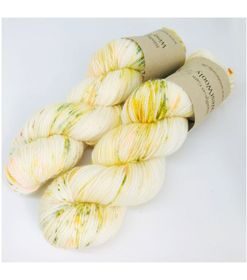 WestWooly merino SW 325, er et superblødt, lækkert og robust garn, og det kan bruges til utallige formål som sweatre, sjaler og ikke mindst strik til børn. Garnet er hårdt spundet af lange og bløde fibre og er derfor både blødt og kan strikkes på op til pind 4,5 mm Materiale: 100 % merino, 2-trådet, 20,5 mic Vejledende pinde: 3,5-4,5 mm Vejledende strikkefasthed: 22-30 masker pr 10 cm Løbelængde: 325 m pr fed a' 100 g Jeg håndfarver alle fed i små partier, husk derfor at bestille fed nok til dit projekt Vær opmærksom på, at farven på billedet kan afvige en smule fra virkeligheden, da det afhænger af skærmens farvekalibrering. Der kan således også være nuanceforskelle fra skærm til skærm. Håndfarvet garn er et spændende og interessant materiale at arbejde med.  Alle fed er farvet i hånden og helt unikke.Derfor vil der opleves forskelle i de enkelte fed. Når du strikker med håndfarvet garn, kan du med fordel strikke med to forskellige nøgler på samme tid. Strik eks. 2-5 omgange med hvert nøgle, hvormed du  