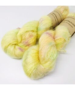 WestWooly Silke Mohair er blødt, lækkert og fyldigt garn, og det kan bruges til utallige formål som sweatre, sjaler og ikke mindst strik du ønsker at tilføre ekstra glans og kærlighed. Materiale: 75 % Superkidmohair, 25 % Mulbærsilke Vejledende pinde: 3-4 mm Vejledende strikkefasthed: 32-40 masker pr 10 cm Løbelængde: 420 m pr fed a' 50 g Jeg håndfarver alle fed i små partier, husk derfor at bestille fed nok til dit projekt Bløde og glansfulde fed i en blanding af 75 % Kidmohair og 25 % Mulbærsilke. Dette garn er dermed et virkelig eksklusivt garn til dit strik. Mohair varmer 3 x mere end uld og vejer næsten intet. Brug garnet til sweatre, sjaler, huer og alt det andet, du ønsker ekstra blødt, lækkert, let og varmt.