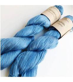 WestWooly Tencel er et nyt garn bestående af 100 % Tencel, der er dannet af træfibre Garnet er vegetabilsk, vegansk og temperatur regulerende med en glans som silke. Dette garn passer dertil  perfekt som alternativ til silkegarn typer. Materiale: 100 % Tencel Vejledende pinde: 2-3,5 mm Strikkefasthed: 28-36 masker / 10 cm Løbelængde: 400 meter / 100 g Vaskeanvisning: håndvask 30 grader/uldvask i maskine- tørres liggende Jeg håndfarver alle fed i små partier, husk derfor at bestille fed nok til dit projekt, så du får nøjagtigt samme udtryk i hele arbejdet. Vær opmærksom på, at farven på billedet kan afvige en smule fra virkeligheden, da det afhænger af skærmens farvekalibrering. Der kan således også være nuanceforskelle fra skærm til skærm. Håndfarvet garn er et spændende og interessant materiale at arbejde med.  Alle fed er farvet i hånden og helt unikke.Derfor vil der opleves forskelle i de enkelte fed.Når du strikker med håndfarvet garn, kan du med fordel strikke med to forskellige nøgler på samme tid. Strik eks. 2-5 omgange med hvert nøgle, hvormed du  
