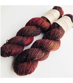 WestWooly Merino/ Hør 360 SW, er et blødt, lækkert og robust garn, og det kan bruges til mange formål som sweatre, sjaler og ikke mindst strik til børn. Dertil er dette hørgarn meget velegnet til dig, der let får det alt for varm i andre former for strik, da hør er temperaturregulerende og kølende. Garnet er hårdt spundet af lange og bløde fibre og er er dertil velegnet til sensitive og uldsarte. Materiale: 90 % merino (19, 5 mic), 10 % hør Vejledende pinde: 2,5-4 mm Vejledende strikkefasthed: 28-36 masker på 10 cm Løbelængde: 360 m pr fed a' 100 g Vaskeanvisning: håndvask, gerne i uldsæbe, kan centrifugeres i maskine – tørres liggende Vær opmærksom på, at farven på billedet kan afvige en smule fra virkeligheden, da det afhænger af skærmens farvekalibrering. Der kan således også være nuanceforskelle fra skærm til skærm. Håndfarvet garn er et spændende og interessant materiale at arbejde med.  Alle fed er farvet i hånden og helt unikke.Derfor vil der opleves forskelle i de enkelte fed. Når du strikker med håndfarvet garn, kan du med fordel strikke med to forskellige nøgler på samme tid. Strik eks. 2-5 omgange med hvert nøgle, hvormed du  