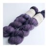 WestWooly Merino/ Hør 360 SW, er et blødt, lækkert og robust garn, og det kan bruges til mange formål som sweatre, sjaler og ikke mindst strik til børn. Dertil er dette hørgarn meget velegnet til dig, der let får det alt for varm i andre former for strik, da hør er temperaturregulerende og kølende. Garnet er hårdt spundet af lange og bløde fibre og er er dertil velegnet til sensitive og uldsarte. Materiale: 90 % merino (19, 5 mic), 10 % hør Vejledende pinde: 2,5-4 mm Vejledende strikkefasthed: 28-36 masker på 10 cm Løbelængde: 360 m pr fed a' 100 g Vaskeanvisning: håndvask, gerne i uldsæbe, kan centrifugeres i maskine – tørres liggende Vær opmærksom på, at farven på billedet kan afvige en smule fra virkeligheden, da det afhænger af skærmens farvekalibrering. Der kan således også være nuanceforskelle fra skærm til skærm. Håndfarvet garn er et spændende og interessant materiale at arbejde med.  Alle fed er farvet i hånden og helt unikke.Derfor vil der opleves forskelle i de enkelte fed. Når du strikker med håndfarvet garn, kan du med fordel strikke med to forskellige nøgler på samme tid. Strik eks. 2-5 omgange med hvert nøgle, hvormed du  