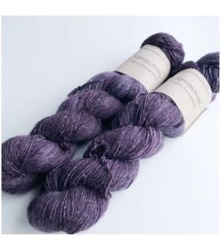 WestWooly Merino/ Hør 360 SW, er et blødt, lækkert og robust garn, og det kan bruges til mange formål som sweatre, sjaler og ikke mindst strik til børn. Dertil er dette hørgarn meget velegnet til dig, der let får det alt for varm i andre former for strik, da hør er temperaturregulerende og kølende. Garnet er hårdt spundet af lange og bløde fibre og er er dertil velegnet til sensitive og uldsarte. Materiale: 90 % merino (19, 5 mic), 10 % hør Vejledende pinde: 2,5-4 mm Vejledende strikkefasthed: 28-36 masker på 10 cm Løbelængde: 360 m pr fed a' 100 g Vaskeanvisning: håndvask, gerne i uldsæbe, kan centrifugeres i maskine – tørres liggende Vær opmærksom på, at farven på billedet kan afvige en smule fra virkeligheden, da det afhænger af skærmens farvekalibrering. Der kan således også være nuanceforskelle fra skærm til skærm. Håndfarvet garn er et spændende og interessant materiale at arbejde med.  Alle fed er farvet i hånden og helt unikke.Derfor vil der opleves forskelle i de enkelte fed. Når du strikker med håndfarvet garn, kan du med fordel strikke med to forskellige nøgler på samme tid. Strik eks. 2-5 omgange med hvert nøgle, hvormed du  