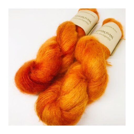 WestWooly Silke Mohair er blødt, lækkert og fyldigt garn, og det kan bruges til utallige formål som sweatre, sjaler og ikke mindst strik du ønsker at tilføre ekstra glans og kærlighed. Silke mohair er velegnet som følgetråd men kan også strikkes alene med 1 eller 2 tråde. Materiale: 75 % Superkidmohair, 25 % Morbærsilke Vejledende pinde: 3-4 mm Vejledende strikkefasthed: 32-40 masker pr 10 cm Løbelængde: 420 m pr fed a' 50 g Vaskeanvisning: håndvask, gerne i uldsæbe, kan centrifugeres i maskine – tørres liggende Jeg håndfarver alle fed i små partier, husk derfor at bestille fed nok til dit projekt Vær opmærksom på, at farven på billedet kan afvige en smule fra virkeligheden, da det afhænger af skærmens farvekalibrering. Der kan således  være nuanceforskelle fra skærm til skærm. 