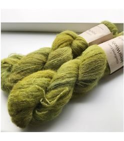 WestWooly Baby Alpaka /silke er et meget blødt, luftigt  og lækkert garn, der kan bruges til utallige formål, du ønsker skal tilføjes ekstra meget kærlighed, blødhed og fylde. Garnet er velegnet alene til sjaler eller tynde bluser samt som følgetråd til de lune og bløde sweatre, huer og meget andet. Dette garn er velegnet til dig, der ofte føler mohair generende og er lækkert alternativt til mohair/silke. Materiale: Baby Alpaka 63 % Mulbær Silke: 30 % Merino: 7 % Vejledende pinde: 2-3,5 mm Vejledende strikkefasthed: 22-30 masker pr 10 cm Løbelængde: 420m pr fed a'  50 g Vaskeanvisning: håndvask, gerne i uldsæbe, kan centrifugeres i maskine – tørres liggende Vær opmærksom på, at farven på billedet kan afvige en smule fra virkeligheden, da det afhænger af skærmens farvekalibrering. Der kan således også være nuanceforskelle fra skærm til skærm.