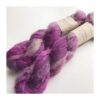WestWooly Silke Mohair er blødt, lækkert og fyldigt garn, og det kan bruges til utallige formål som sweatre, sjaler og ikke mindst strik du ønsker at tilføre ekstra glans og kærlighed. Silke mohair er velegnet som følgetråd men kan også strikkes alene med 1 eller 2 tråde. Materiale: 75 % Superkidmohair, 25 % Morbærsilke Vejledende pinde: 3-4 mm Vejledende strikkefasthed: 32-40 masker pr 10 cm Løbelængde: 420 m pr fed a' 50 g Vaskeanvisning: håndvask, gerne i uldsæbe, kan centrifugeres i maskine – tørres liggende Jeg håndfarver alle fed i små partier, husk derfor at bestille fed nok til dit projekt Vær opmærksom på, at farven på billedet kan afvige en smule fra virkeligheden, da det afhænger af skærmens farvekalibrering. Der kan således  være nuanceforskelle fra skærm til skærm. 