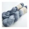 WestWooly Baby Alpaka /silke er et meget blødt, luftigt  og lækkert garn, der kan bruges til utallige formål, du ønsker skal tilføjes ekstra meget kærlighed, blødhed og fylde. Garnet er velegnet alene til sjaler eller tynde bluser samt som følgetråd til de lune og bløde sweatre, huer og meget andet. Dette garn er velegnet til dig, der ofte føler mohair generende og er lækkert alternativt til mohair/silke. Materiale: Baby Alpaka 63 % Mulbær Silke: 30 % Merino: 7 % Vejledende pinde: 2-3,5 mm Vejledende strikkefasthed: 22-30 masker pr 10 cm Løbelængde: 420m pr fed a'  50 g Vaskeanvisning: håndvask, gerne i uldsæbe, kan centrifugeres i maskine – tørres liggende Vær opmærksom på, at farven på billedet kan afvige en smule fra virkeligheden, da det afhænger af skærmens farvekalibrering. Der kan således også være nuanceforskelle fra skærm til skærm.