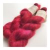 WestWooly Silke Mohair er blødt, lækkert og fyldigt garn, og det kan bruges til utallige formål som sweatre, sjaler og ikke mindst strik du ønsker at tilføre ekstra glans og kærlighed. Silke mohair er velegnet som følgetråd men kan også strikkes alene med 1 eller 2 tråde. Materiale: 75 % Superkidmohair, 25 % Morbærsilke Vejledende pinde: 3-4 mm Vejledende strikkefasthed: 32-40 masker pr 10 cm Løbelængde: 420 m pr fed a' 50 g Vaskeanvisning: håndvask, gerne i uldsæbe, kan centrifugeres i maskine – tørres liggende Jeg håndfarver alle fed i små partier, husk derfor at bestille fed nok til dit projekt Vær opmærksom på, at farven på billedet kan afvige en smule fra virkeligheden, da det afhænger af skærmens farvekalibrering. Der kan således  være nuanceforskelle fra skærm til skærm. 