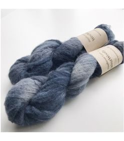 WestWooly Baby Alpaka /silke er et meget blødt, luftigt  og lækkert garn, der kan bruges til utallige formål, du ønsker skal tilføjes ekstra meget kærlighed, blødhed og fylde. Garnet er velegnet alene til sjaler eller tynde bluser samt som følgetråd til de lune og bløde sweatre, huer og meget andet. Dette garn er velegnet til dig, der ofte føler mohair generende og er lækkert alternativt til mohair/silke. Materiale: Baby Alpaka 63 % Mulbær Silke: 30 % Merino: 7 % Vejledende pinde: 2-3,5 mm Vejledende strikkefasthed: 22-30 masker pr 10 cm Løbelængde: 420m pr fed a'  50 g Vaskeanvisning: håndvask, gerne i uldsæbe, kan centrifugeres i maskine – tørres liggende Vær opmærksom på, at farven på billedet kan afvige en smule fra virkeligheden, da det afhænger af skærmens farvekalibrering. Der kan således også være nuanceforskelle fra skærm til skærm.