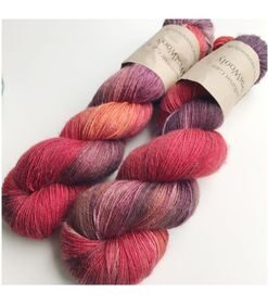 WestWooly Merino/silke er et garn med silkens glans og kølende egenskab samt merinouldens blødhed. Garnet kan og kan anvendes til utallige former for strik eks. sweatre, babystrik, sjaler m.fl Garnet er ligeledes meget anvendeligt til børn og uldsarte. Alle garnbaser er selvfølgelig mulesingfrit. Materiale: 75 % merino SW , 2-trådet, 20,5 mic, morbærsilke 25 % Vejledende pinde: 3,5-4,5 mm Vejledende strikkefasthed: 22-30 masker pr 10 cm Løbelængde: 400 m pr fed a' 100 g Vaskeanvisning: håndvask, gerne i uldsæbe, kan centrifugeres i maskine – tørres liggende Jeg håndfarver alle fed i små partier, husk derfor at bestille fed nok til dit projekt Vær opmærksom på, at farven på billedet kan afvige en smule fra virkeligheden, da det afhænger af skærmens farvekalibrering. Der kan således også være nuanceforskelle fra skærm til skærm. Håndfarvet garn er et spændende og interessant materiale at arbejde med.  Alle fed er farvet i hånden og helt unikke.Derfor vil der kunne opleves forskelle i de enkelte fed. Når du strikker med håndfarvet garn, kan du med fordel strikke med to forskellige nøgler på samme tid. Strik eks. 2-5 omgange med hvert nøgle, hvormed du  