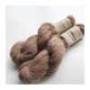 WestWooly Baby Alpaka /silke er et meget blødt, luftigt  og lækkert garn, der kan bruges til utallige formål, du ønsker skal tilføjes ekstra meget kærlighed, blødhed og fylde. Garnet er velegnet alene til sjaler eller tynde bluser samt som følgetråd til de lune og bløde sweatre, huer og meget andet. Dette garn er velegnet til dig, der ofte føler mohair generende og er lækkert alternativt til mohair/silke. Materiale: Baby Alpaka 63 % Mulbær Silke: 30 % Merino: 7 % Vejledende pinde: 2-3,5 mm Vejledende strikkefasthed: 22-30 masker pr 10 cm Løbelængde: 420m pr fed a'  50 g Vaskeanvisning: håndvask, gerne i uldsæbe, kan centrifugeres i maskine – tørres liggende Vær opmærksom på, at farven på billedet kan afvige en smule fra virkeligheden, da det afhænger af skærmens farvekalibrering. Der kan således også være nuanceforskelle fra skærm til skærm.