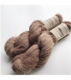 WestWooly Baby Alpaka /silke er et meget blødt, luftigt  og lækkert garn, der kan bruges til utallige formål, du ønsker skal tilføjes ekstra meget kærlighed, blødhed og fylde. Garnet er velegnet alene til sjaler eller tynde bluser samt som følgetråd til de lune og bløde sweatre, huer og meget andet. Dette garn er velegnet til dig, der ofte føler mohair generende og er lækkert alternativt til mohair/silke. Materiale: Baby Alpaka 63 % Mulbær Silke: 30 % Merino: 7 % Vejledende pinde: 2-3,5 mm Vejledende strikkefasthed: 22-30 masker pr 10 cm Løbelængde: 420m pr fed a'  50 g Vaskeanvisning: håndvask, gerne i uldsæbe, kan centrifugeres i maskine – tørres liggende Vær opmærksom på, at farven på billedet kan afvige en smule fra virkeligheden, da det afhænger af skærmens farvekalibrering. Der kan således også være nuanceforskelle fra skærm til skærm.