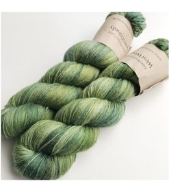 WestWooly Merino/silke er et garn med silkens glans og kølende egenskab samt merinouldens blødhed. Garnet kan og kan anvendes til utallige former for strik eks. sweatre, babystrik, sjaler m.fl Garnet er ligeledes meget anvendeligt til børn og uldsarte. Alle garnbaser er selvfølgelig mulesingfrit. Materiale: 75 % merino SW , 2-trådet, 20,5 mic, morbærsilke 25 % Vejledende pinde: 3,5-4,5 mm Vejledende strikkefasthed: 22-30 masker pr 10 cm Løbelængde: 400 m pr fed a' 100 g Vaskeanvisning: håndvask, gerne i uldsæbe, kan centrifugeres i maskine – tørres liggende Jeg håndfarver alle fed i små partier, husk derfor at bestille fed nok til dit projekt Vær opmærksom på, at farven på billedet kan afvige en smule fra virkeligheden, da det afhænger af skærmens farvekalibrering. Der kan således også være nuanceforskelle fra skærm til skærm. Håndfarvet garn er et spændende og interessant materiale at arbejde med.  Alle fed er farvet i hånden og helt unikke.Derfor vil der kunne opleves forskelle i de enkelte fed. Når du strikker med håndfarvet garn, kan du med fordel strikke med to forskellige nøgler på samme tid. Strik eks. 2-5 omgange med hvert nøgle, hvormed du  