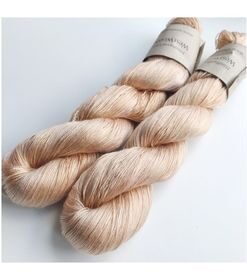 WestWooly Tencel er et nyt garn bestående af 100 % Tencel, der er dannet af træfibre Garnet er vegetabilsk, vegansk og temperatur regulerende med en glans som silke. Dette garn passer dertil  perfekt som alternativ til silkegarn typer. Materiale: 100 % Tencel, rundspundet Vejledende pinde: 2-3,5 mm Strikkefasthed: 28-36 masker / 10 cm Løbelængde: 400 meter / 100 g Vaskeanvisning: håndvask 30 grader/uldvask i maskine- tørres liggende Jeg håndfarver alle fed i små partier, husk derfor at bestille fed nok til dit projekt, så du får nøjagtigt samme udtryk i hele arbejdet. Vær opmærksom på, at farven på billedet kan afvige en smule fra virkeligheden, da det afhænger af skærmens farvekalibrering. Der kan således også være nuanceforskelle fra skærm til skærm. Håndfarvet garn er et spændende og interessant materiale at arbejde med.  Alle fed er farvet i hånden og helt unikke.Derfor vil der opleves forskelle i de enkelte fed.Når du strikker med håndfarvet garn, kan du med fordel strikke med to forskellige nøgler på samme tid. Strik eks. 2-5 omgange med hvert nøgle, hvormed du  