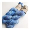 WestWooly Merino/silke er et garn med silkens glans og kølende egenskab samt merinouldens blødhed. Garnet kan og kan anvendes til utallige former for strik eks. sweatre, babystrik, sjaler m.fl Garnet er ligeledes meget anvendeligt til børn og uldsarte. Alle garnbaser er selvfølgelig mulesingfrit. Materiale: 75 % merino SW , 2-trådet, 20,5 mic, morbærsilke 25 % Vejledende pinde: 3,5-4,5 mm Vejledende strikkefasthed: 22-30 masker pr 10 cm Løbelængde: 400 m pr fed a' 100 g Vaskeanvisning: håndvask, gerne i uldsæbe, kan centrifugeres i maskine – tørres liggende Jeg håndfarver alle fed i små partier, husk derfor at bestille fed nok til dit projekt Vær opmærksom på, at farven på billedet kan afvige en smule fra virkeligheden, da det afhænger af skærmens farvekalibrering. Der kan således også være nuanceforskelle fra skærm til skærm. Håndfarvet garn er et spændende og interessant materiale at arbejde med.  Alle fed er farvet i hånden og helt unikke.Derfor vil der kunne opleves forskelle i de enkelte fed. Når du strikker med håndfarvet garn, kan du med fordel strikke med to forskellige nøgler på samme tid. Strik eks. 2-5 omgange med hvert nøgle, hvormed du  