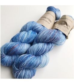 WestWooly Merino/silke er et garn med silkens glans og kølende egenskab samt merinouldens blødhed. Garnet kan og kan anvendes til utallige former for strik eks. sweatre, babystrik, sjaler m.fl Garnet er ligeledes meget anvendeligt til børn og uldsarte. Alle garnbaser er selvfølgelig mulesingfrit. Materiale: 75 % merino SW , 2-trådet, 20,5 mic, morbærsilke 25 % Vejledende pinde: 3,5-4,5 mm Vejledende strikkefasthed: 22-30 masker pr 10 cm Løbelængde: 400 m pr fed a' 100 g Vaskeanvisning: håndvask, gerne i uldsæbe, kan centrifugeres i maskine – tørres liggende Jeg håndfarver alle fed i små partier, husk derfor at bestille fed nok til dit projekt Vær opmærksom på, at farven på billedet kan afvige en smule fra virkeligheden, da det afhænger af skærmens farvekalibrering. Der kan således også være nuanceforskelle fra skærm til skærm. Håndfarvet garn er et spændende og interessant materiale at arbejde med.  Alle fed er farvet i hånden og helt unikke.Derfor vil der kunne opleves forskelle i de enkelte fed. Når du strikker med håndfarvet garn, kan du med fordel strikke med to forskellige nøgler på samme tid. Strik eks. 2-5 omgange med hvert nøgle, hvormed du  