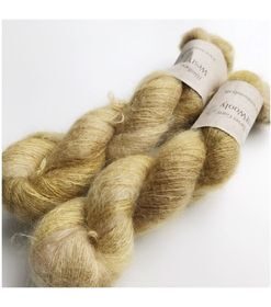 WestWooly Silke Mohair er blødt, lækkert og fyldigt garn, og det kan bruges til utallige formål som sweatre, sjaler og ikke mindst strik du ønsker at tilføre ekstra glans og kærlighed. Silke mohair er velegnet som følgetråd men kan også strikkes alene med 1 eller 2 tråde. Materiale: 75 % Superkidmohair, 25 % Morbærsilke Vejledende pinde: 3-4 mm Vejledende strikkefasthed: 32-40 masker pr 10 cm Løbelængde: 420 m pr fed a' 50 g Vaskeanvisning: håndvask, gerne i uldsæbe, kan centrifugeres i maskine – tørres liggende Jeg håndfarver alle fed i små partier, husk derfor at bestille fed nok til dit projekt Vær opmærksom på, at farven på billedet kan afvige en smule fra virkeligheden, da det afhænger af skærmens farvekalibrering. Der kan således  være nuanceforskelle fra skærm til skærm. 