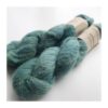 WestWooly Baby Aalpaka /silke er et meget blødt, luftigt  og lækkert garn, der kan bruges til utallige formål, du ønsker skal tilføjes ekstra meget kærlighed, blødhed og fylde. Garnet er velegnet alene til sjaler eller tynde bluser samt som følgetråd til de lune og bløde sweatre, huer og meget andet. Dette garn er velegnet til dig, der ofte føler mohair generende og er lækkert alternativt til mohair/silke. Materiale: Baby Alpaka 63 % Mulbær Silke: 30 % Merino: 7 % Vejledende pinde: 2-3,5 mm Vejledende strikkefasthed: 22-30 masker pr 10 cm Løbelængde: 420m pr fed a'  50 g Vaskeanvisning: håndvask, gerne i uldsæbe, kan centrifugeres i maskine – tørres liggende Vær opmærksom på, at farven på billedet kan afvige en smule fra virkeligheden, da det afhænger af skærmens farvekalibrering. Der kan således også være nuanceforskelle fra skærm til skærm.
