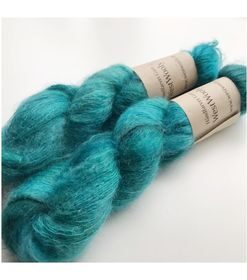 WestWooly Silke Mohair er blødt, lækkert og fyldigt garn, og det kan bruges til utallige formål som sweatre, sjaler og ikke mindst strik du ønsker at tilføre ekstra glans og kærlighed. Silke mohair er velegnet som følgetråd men kan også strikkes alene med 1 eller 2 tråde. Materiale: 75 % Superkidmohair, 25 % Morbærsilke Vejledende pinde: 3-4 mm Vejledende strikkefasthed: 32-40 masker pr 10 cm Løbelængde: 420 m pr fed a' 50 g Vaskeanvisning: håndvask, gerne i uldsæbe, kan centrifugeres i maskine – tørres liggende Jeg håndfarver alle fed i små partier, husk derfor at bestille fed nok til dit projekt Vær opmærksom på, at farven på billedet kan afvige en smule fra virkeligheden, da det afhænger af skærmens farvekalibrering. Der kan således  være nuanceforskelle fra skærm til skærm. 