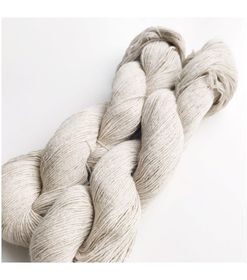 WestWooly Bomuld / Hør, er et blødt, lækkert og robust garn, der kan bruges til mange formål som sweatre, sjaler og mindst strik til børn. Dette garn er meget velegnet til dig, der let får det alt for varmt i andre former for strik, da hør er temperaturregulerende og kølende. Strik garnet alene eller med en smuk følgetråd Garnet er hårdt spundet af lange og bløde fibre og velegnet til sensitive og uldsarte. Materiale: 60 % Økologisk bomumerino, 40 % hør Vejledende pinde: 2,5-4 mm Vejledende strikkefasthed: 28-36 masker på 10 cm Løbelængde: 400 m pr fed a' 100 g Vaskeanvisning: håndvask, gerne i uldsæbe, kan centrifugeres i maskine – tørres liggende Vær opmærksom på, at farven på billedet kan afvige en smule fra virkeligheden, da det afhænger af skærmens farvekalibrering. Der kan således også være nuanceforskelle fra skærm til skærm. Håndfarvet garn er et spændende og interessant materiale at arbejde med.  Alle fed er farvet i hånden og helt unikke.Derfor vil der opleves forskelle i de enkelte fed. Når du strikker med håndfarvet garn, kan du med fordel strikke med to forskellige nøgler på samme tid. Strik eks. 2-5 omgange med hvert nøgle, hvormed du  