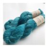 WestWooly Baby Alpaka /silke er et meget blødt, luftigt  og lækkert garn, der kan bruges til utallige formål, du ønsker skal tilføjes ekstra meget kærlighed, blødhed og fylde. Garnet er velegnet alene til sjaler eller tynde bluser samt som følgetråd til de lune og bløde sweatre, huer og meget andet. Dette garn er velegnet til dig, der ofte føler mohair generende og er lækkert alternativt til mohair/silke. Materiale: Baby Alpaka 63 % Mulbær Silke: 30 % Merino: 7 % Vejledende pinde: 2-3,5 mm Vejledende strikkefasthed: 22-30 masker pr 10 cm Løbelængde: 420m pr fed a'  50 g Vaskeanvisning: håndvask, gerne i uldsæbe, kan centrifugeres i maskine – tørres liggende Vær opmærksom på, at farven på billedet kan afvige en smule fra virkeligheden, da det afhænger af skærmens farvekalibrering. Der kan således også være nuanceforskelle fra skærm til skærm.