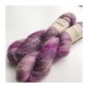 WestWooly Silke Mohair er blødt, lækkert og fyldigt garn, og det kan bruges til utallige formål som sweatre, sjaler og ikke mindst strik du ønsker at tilføre ekstra glans og kærlighed. Silke mohair er velegnet som følgetråd men kan også strikkes alene med 1 eller 2 tråde. Materiale: 75 % Superkidmohair, 25 % Morbærsilke Vejledende pinde: 3-4 mm Vejledende strikkefasthed: 32-40 masker pr 10 cm Løbelængde: 420 m pr fed a' 50 g Vaskeanvisning: håndvask, gerne i uldsæbe, kan centrifugeres i maskine – tørres liggende Jeg håndfarver alle fed i små partier, husk derfor at bestille fed nok til dit projekt Vær opmærksom på, at farven på billedet kan afvige en smule fra virkeligheden, da det afhænger af skærmens farvekalibrering. Der kan således  være nuanceforskelle fra skærm til skærm. 