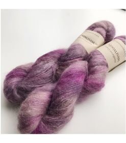 WestWooly Silke Mohair er blødt, lækkert og fyldigt garn, og det kan bruges til utallige formål som sweatre, sjaler og ikke mindst strik du ønsker at tilføre ekstra glans og kærlighed. Silke mohair er velegnet som følgetråd men kan også strikkes alene med 1 eller 2 tråde. Materiale: 75 % Superkidmohair, 25 % Morbærsilke Vejledende pinde: 3-4 mm Vejledende strikkefasthed: 32-40 masker pr 10 cm Løbelængde: 420 m pr fed a' 50 g Vaskeanvisning: håndvask, gerne i uldsæbe, kan centrifugeres i maskine – tørres liggende Jeg håndfarver alle fed i små partier, husk derfor at bestille fed nok til dit projekt Vær opmærksom på, at farven på billedet kan afvige en smule fra virkeligheden, da det afhænger af skærmens farvekalibrering. Der kan således  være nuanceforskelle fra skærm til skærm. 